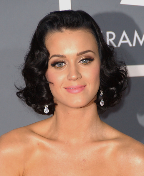 Katy seems to love vintage flair as she wore a hip and trendy bob that looks 