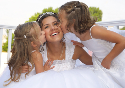 Flower Girl Hair Styles on These Two Cute Little Flower Girls Are Giving The Bride A Kiss