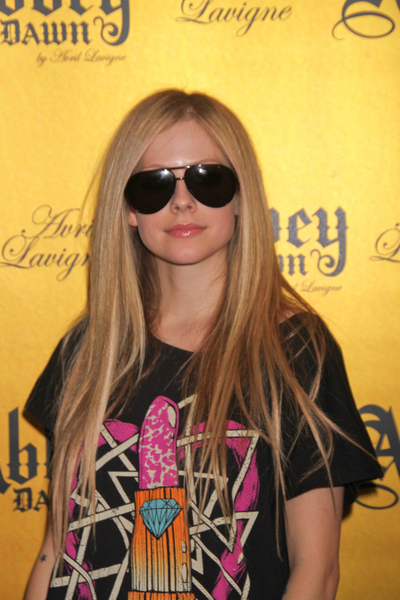 Hairstyles  Glasses on Avril Lavigne Long Blonde Hairstyle